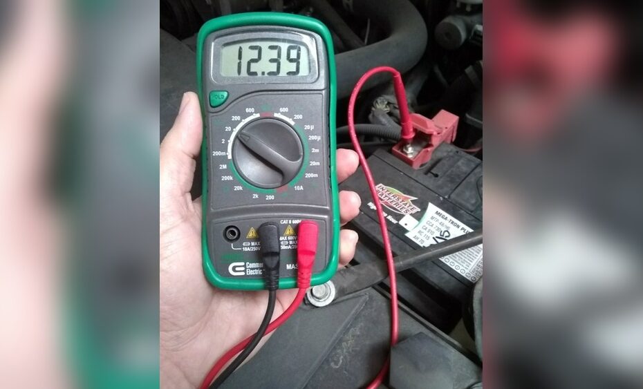 How to Test a 12 Volt Battery With a Multimeter